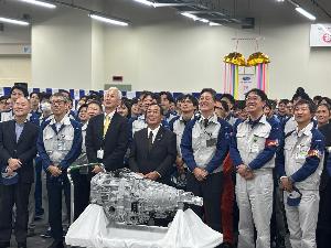 職員との記念撮影の様子