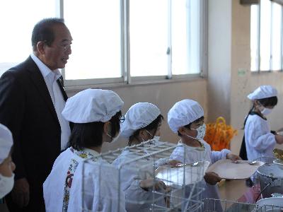 児童らの給食配膳の様子を見守る市長