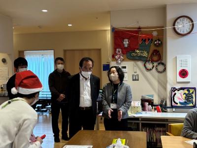 施設について説明を伺う