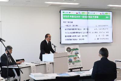 定例記者会見の様子