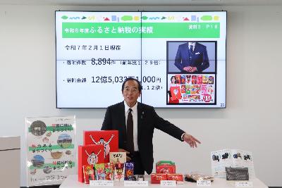 定例記者会見の様子