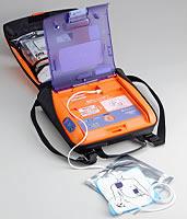(写真)AED(自動体外式除細動器)