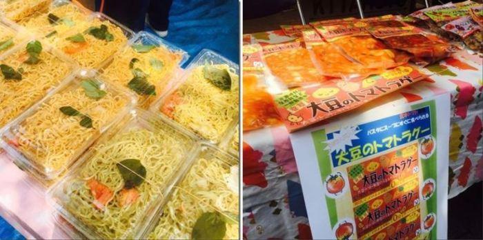 （左）トマトラグースパゲッティが透明のプラスチック容器に詰めてある写真（右）トマトラグーのレトルトやチラシの写真