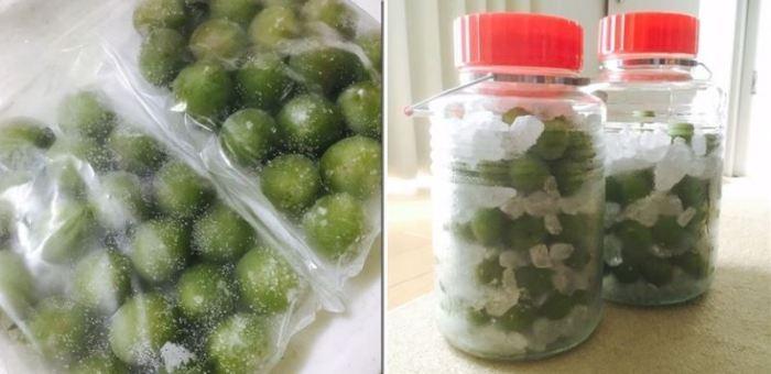 （左）袋に入っている冷凍された青梅の写真（右）瓶に青梅と氷砂糖が一緒に漬けられている写真