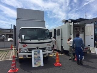 大きな白いトラックと特殊車両が停まっている写真