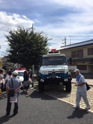 大きくて高さがあるベンツの特殊車両の写真