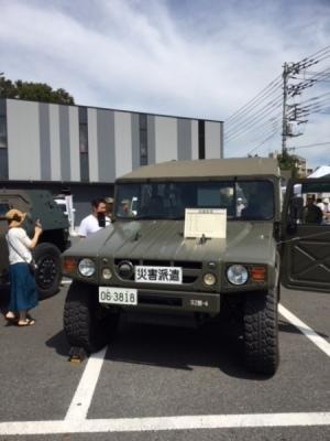 深緑色の自衛隊災害派遣車両の写真