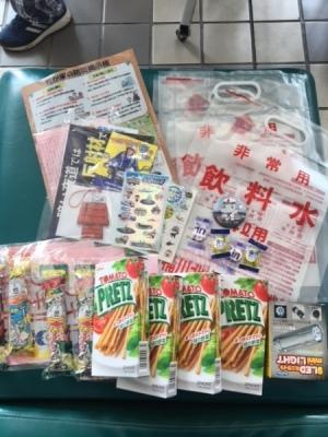 防災訓練でもらったお土産のお菓子や非常飲料用袋の写真