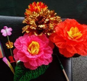 赤やピンク・ゴールドの鮮やかな盆花の写真