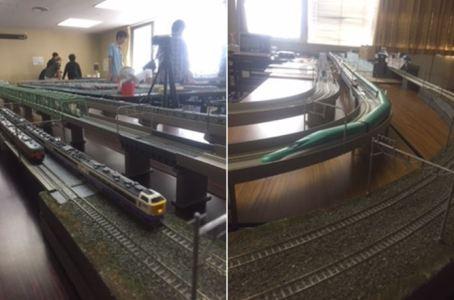 左側に鉄道模型の電車が2台走っている写真と右側に緑の電車が走っている写真