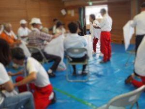 体育館内で応急救護訓練が行われている写真