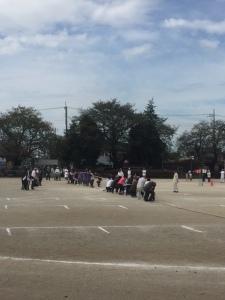 綱引きをしている方々の写真