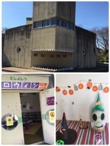 図書室外観写真とハロウィンの飾り付けされた図書室入口写真、緑の帽子を被ったお化けが飾られている室内の写真