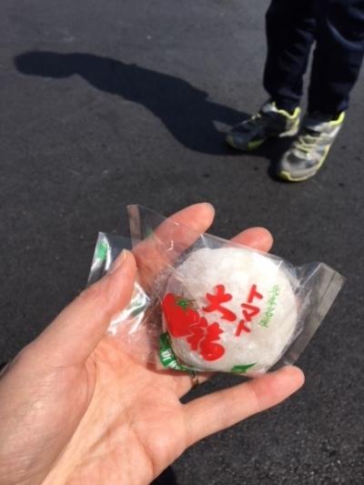 もらったトマト大福を左手に持っている写真
