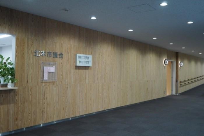 壁に北本市議会と書かれた廊下の写真