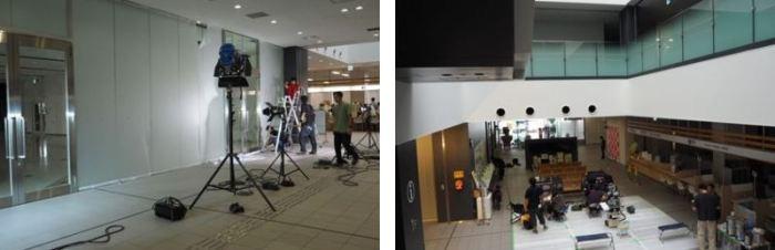 市役所ロビーに三脚が付いたライトが設置されている写真と、撮影現場を設営している人たちの写真