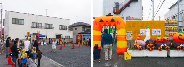 白い建物の前に集まったハロウィンの参加者たちと、ハロウィンのカボチャがディスプレイされた入口に入る親子の写真