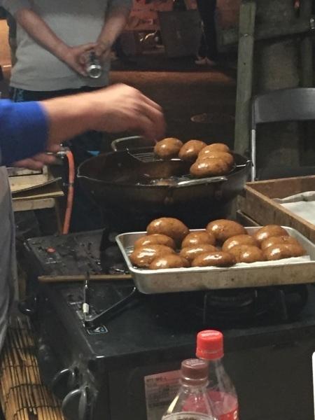 茶色い団子状の食べ物が出来上がっている写真