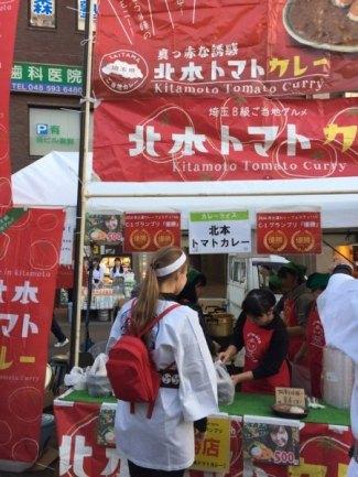 トマトカレーの屋台に女性が並んでいる写真