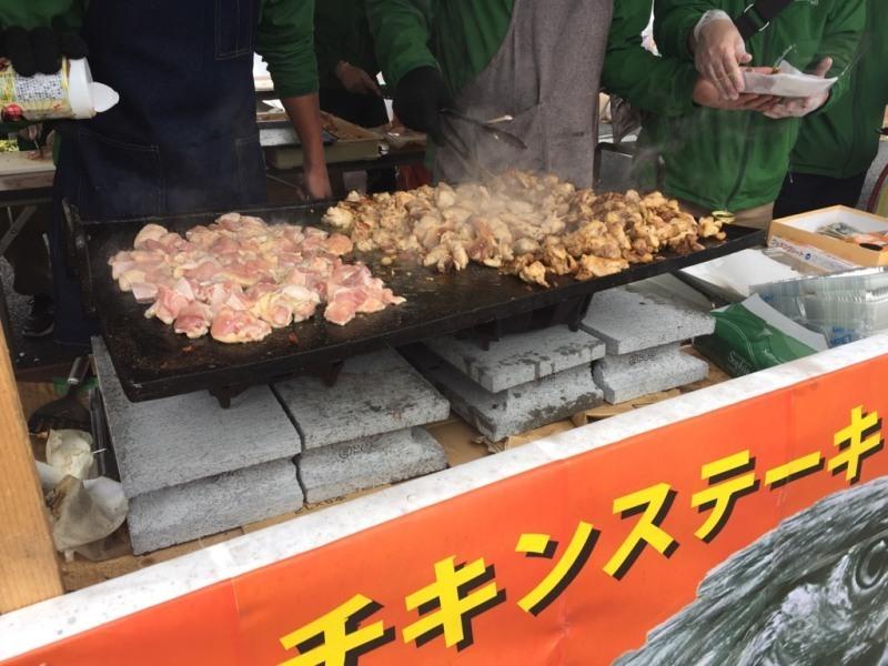 鉄板の上でチキンステーキが焼かれている写真