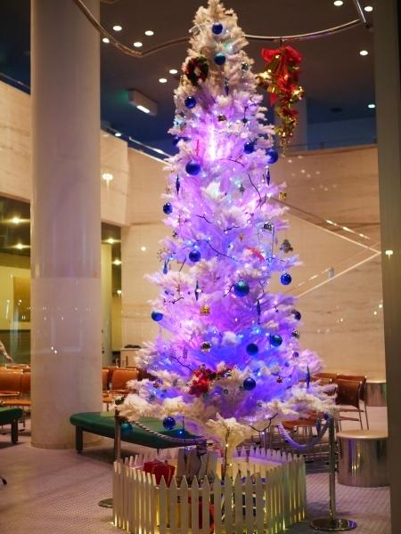 ブルーにライトアップしたクリスマスツリーの写真