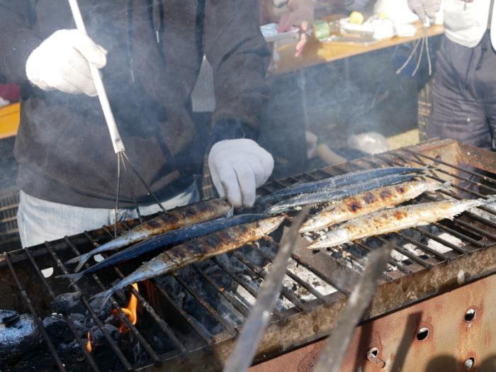 網の上でさんまが焼かれている写真