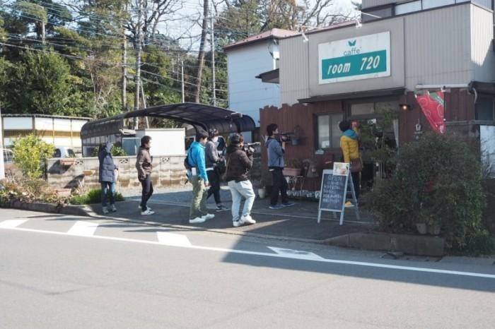 カフェ「room720」の入り口でロケが行われている写真