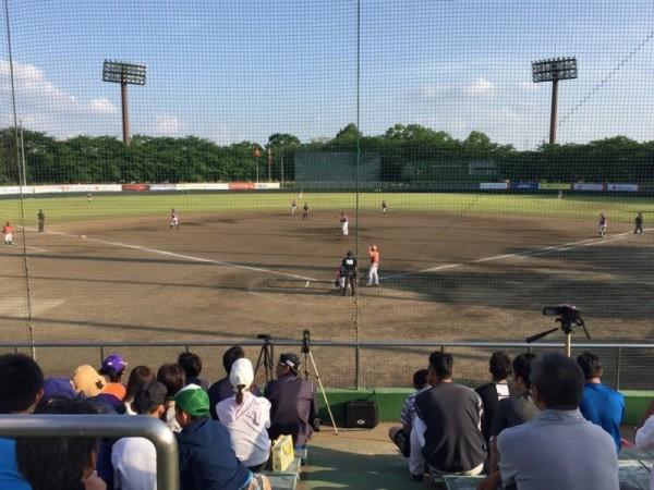 試合が行われている球場をバックネットから撮った写真