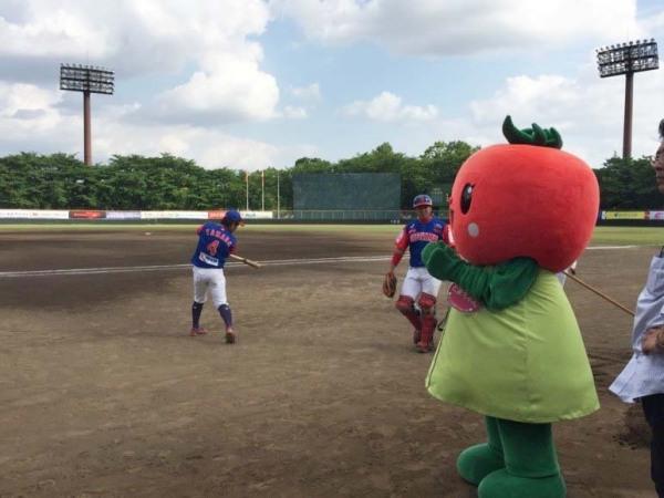 スタジアムの中にとまちゃんが入ってきている写真