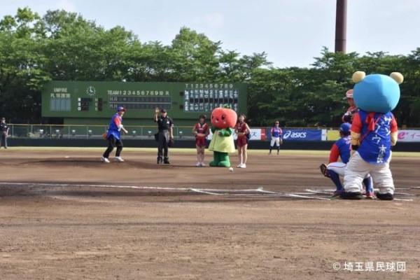 とまちゃんやチアガールが見守る中市長の始球式が行われている写真