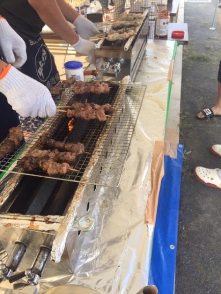 網の上で焼き鳥を焼いている写真