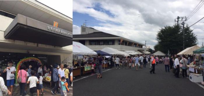 大勢の人で賑わう、北本市総合福祉センター出入口と道路の両側にテントが並んでいる写真