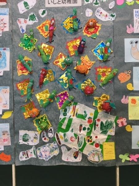 幼稚園生が作った色鮮やかな野菜などの作品が展示されいてる写真