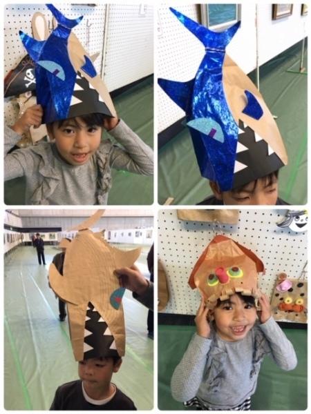 サメやタコの紙袋の帽子をかぶっている子供たちの写真