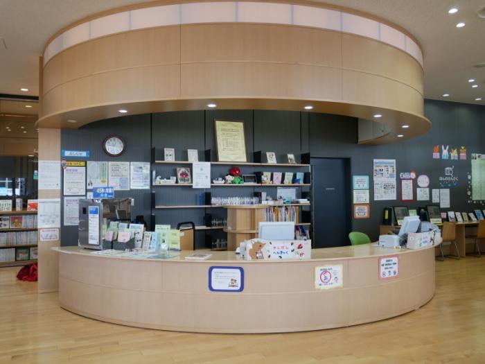 こども図書館内の木で造られた半円形のカウンターの写真