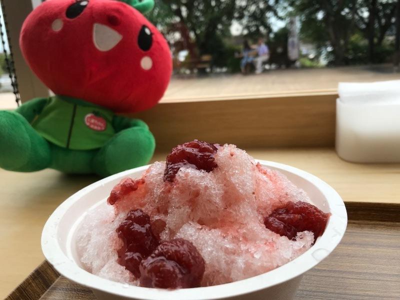 いちごの入ったかき氷と北本市のキャラクター「とまちゃん」の写真