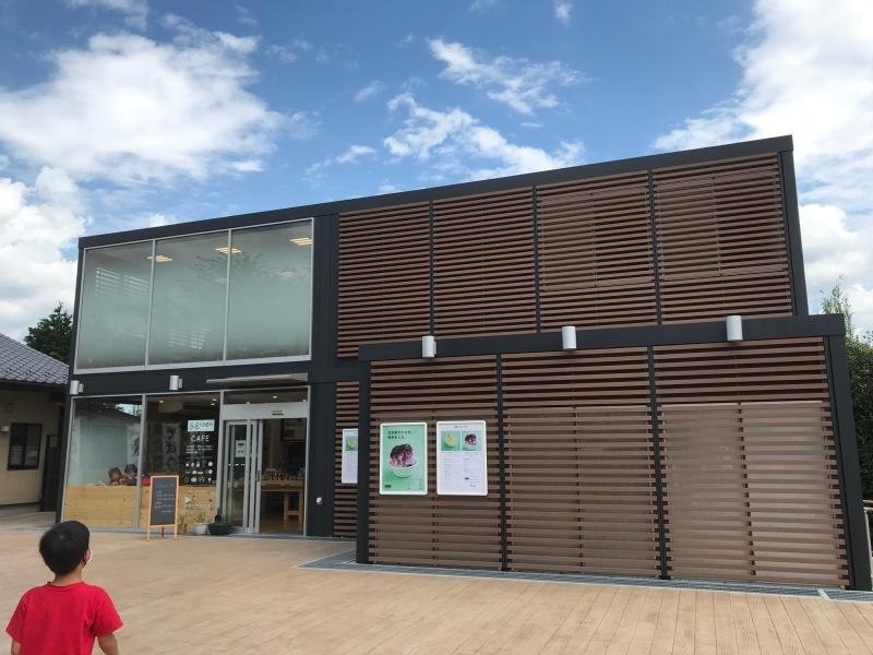 &greenCAFEの外観と赤色の服を着た男の子が写っている写真