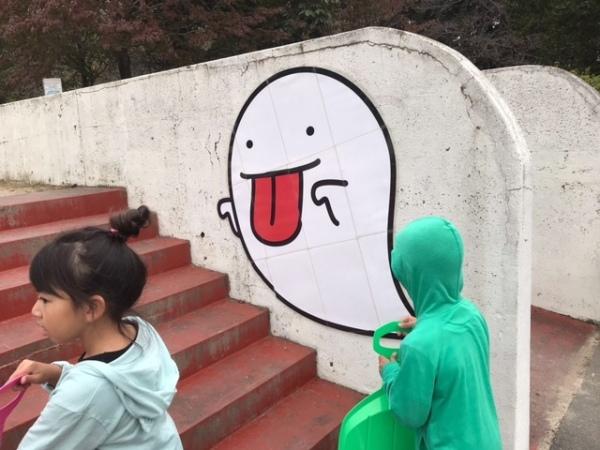 階段の壁にオバケの絵が貼ってある写真