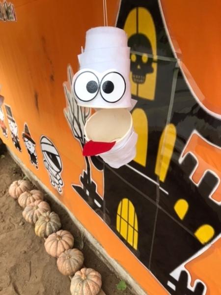 紙コップでできたオバケの写真