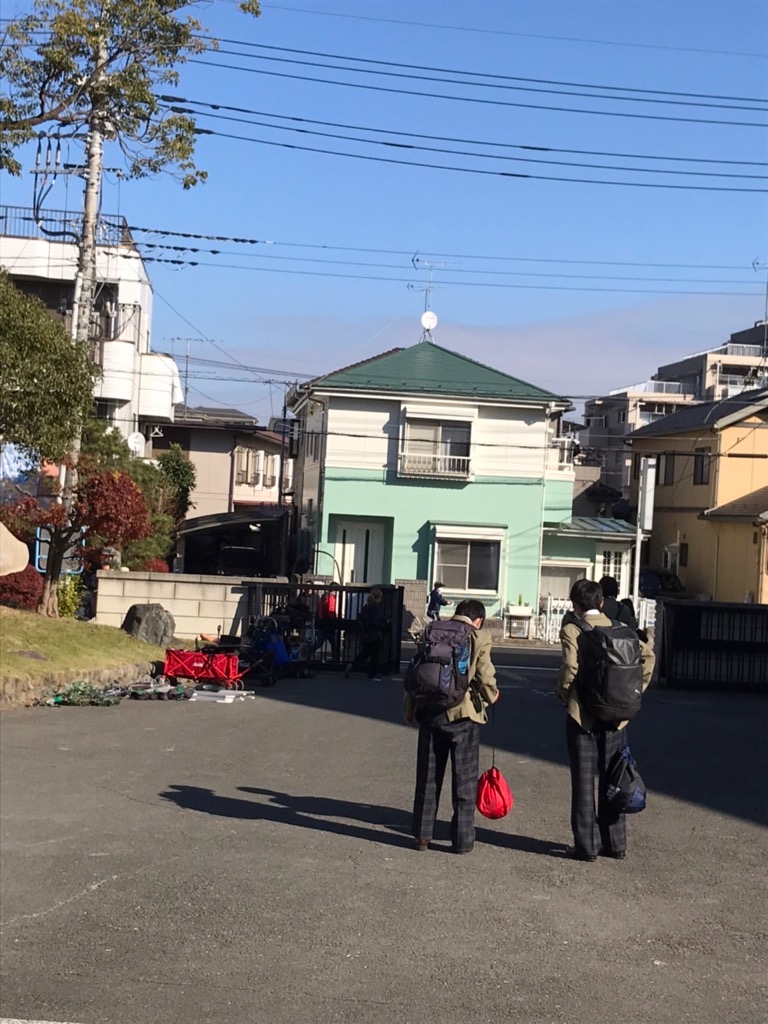 高校生約の皆さんの後ろ姿