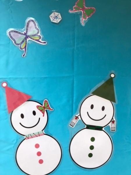 水色のシートに雪だるまやリボンなどが貼ってある写真