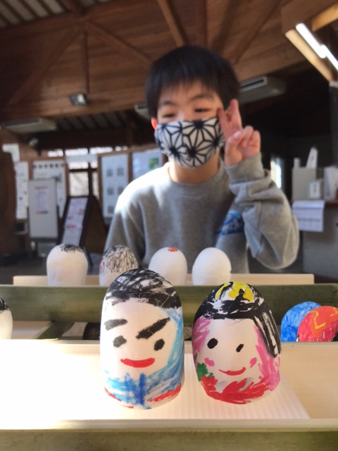 立派な眉毛の雛人形と息子さん
