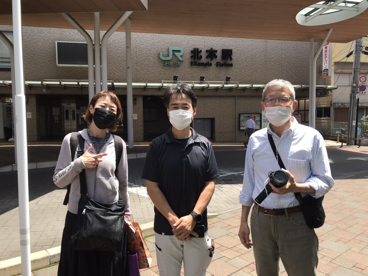 左から市民リポーター山北さん、加藤トマト園の加藤さん、北本さんぽの坂本さん