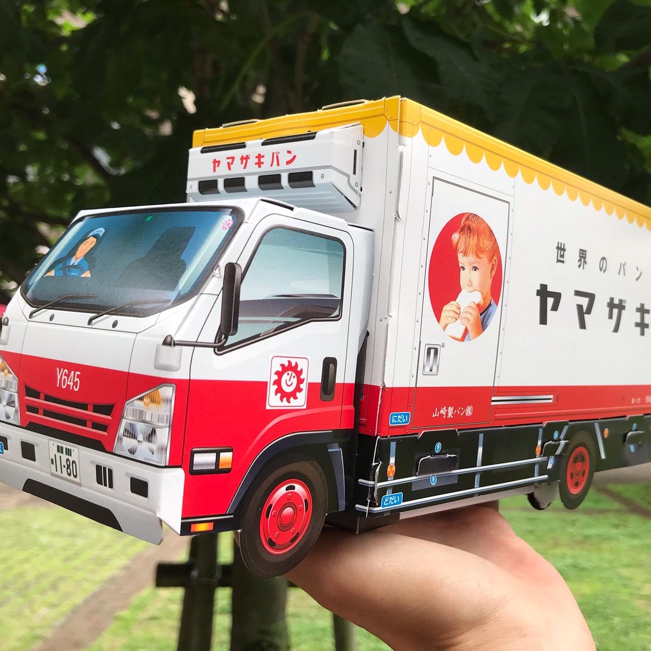 ヤマザキパンのトラックを模したペーパークラフト