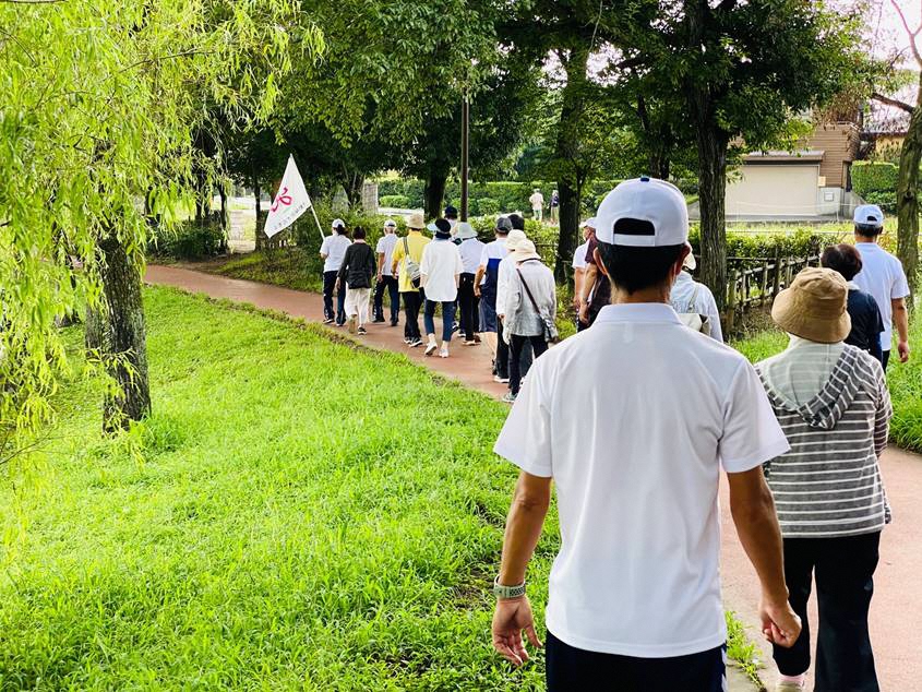 公園内を歩く参加者のみなさん