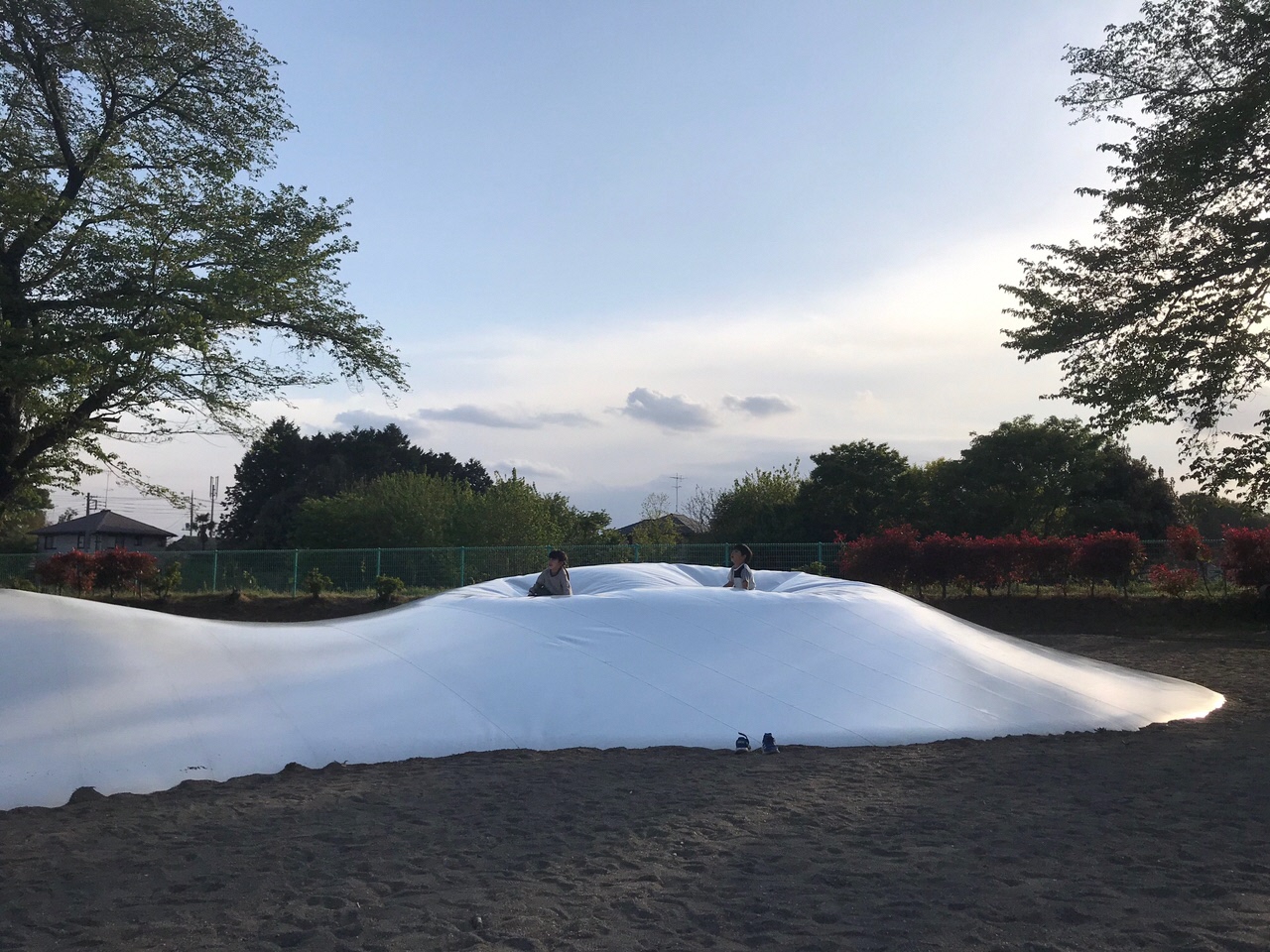 子供公園閉園間際のふわふわドーム