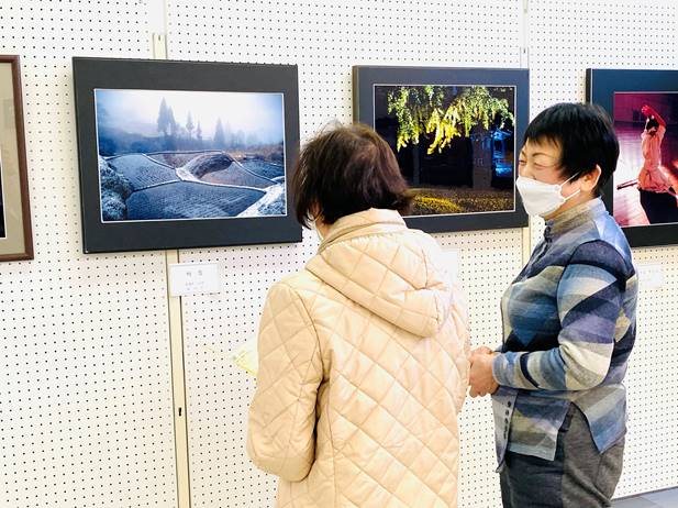 写真の説明をする堀さんと山北さん母