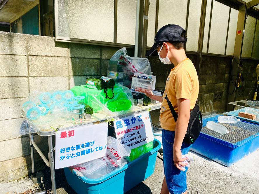 虫かごを選ぶ山北さんの甥