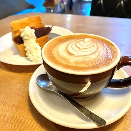 シフォンケーキとラテアートがされたコーヒーの写真