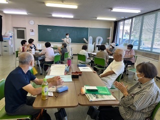 フードモデルを見ながらの話し合いの様子